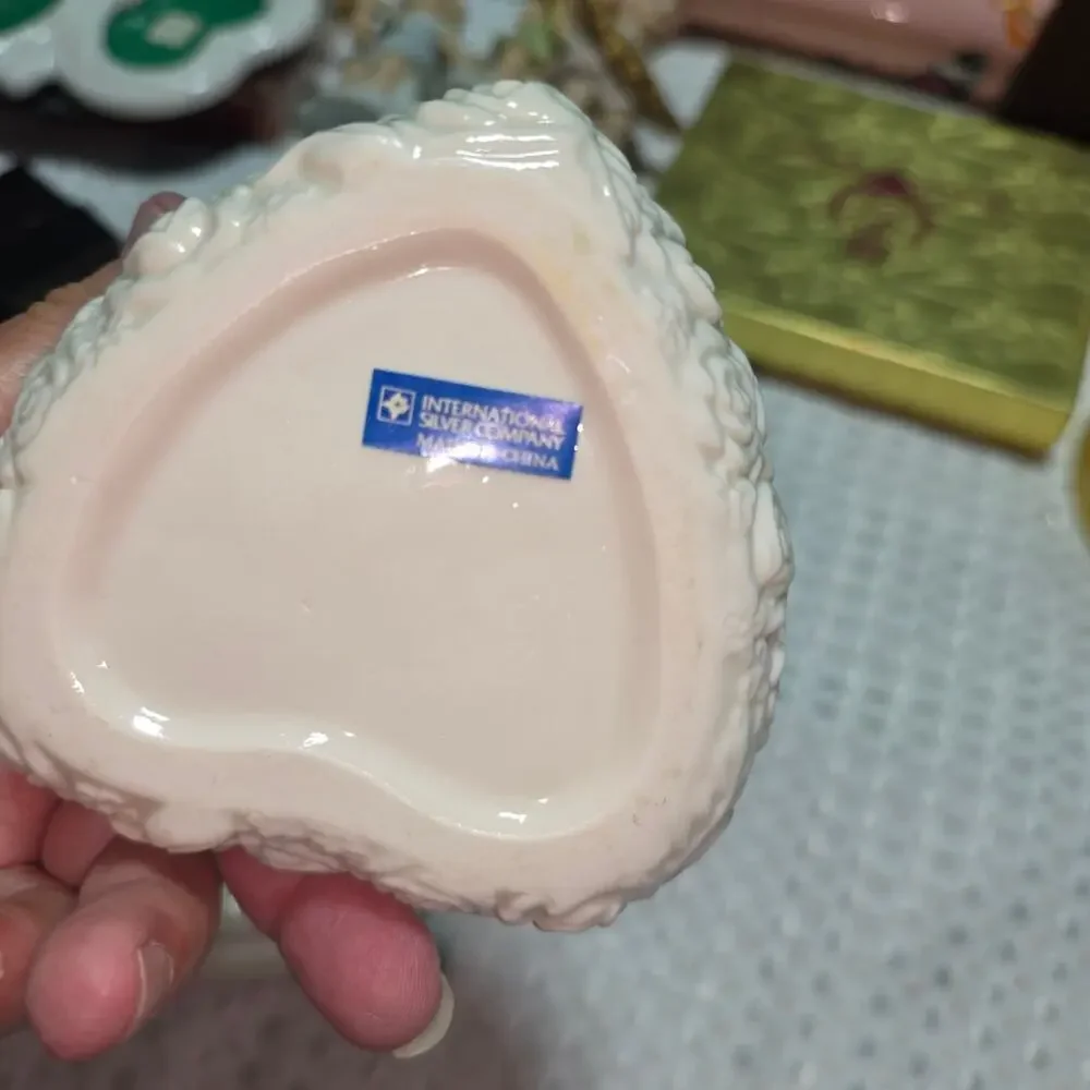 INTERNATIONAL SILVER CO PORCELAIN ROSE HEART SHAPE TRINKET BOX
